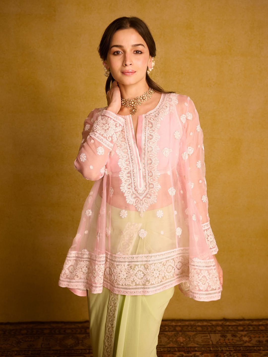 Alia Bhatt: దీపావళి స్పెషల్‌.. వెరైటీ లుక్‌తో అట్రాక్ట్‌ చేస్తున్న ఆలియా భట్‌