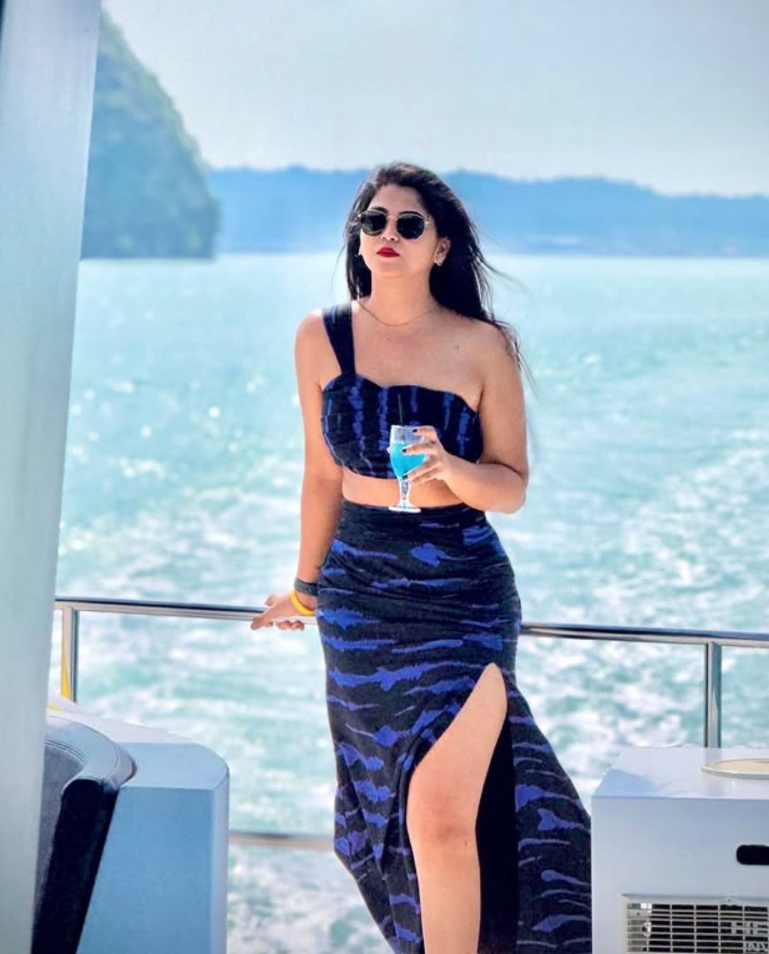 Amulya Gowda: మోడ్రెన్ డ్రెస్ లో మెంటలెక్కిస్తున్న మీనా.. కుర్రాళ్ళు ఏమైపోతారో..