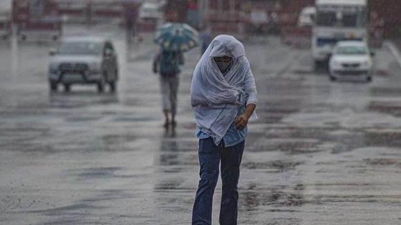 AP Heavy Rains: రానున్న 2-3 గంటల్లో ఉరుములతో భారీ వర్షాలు.. ఈ జిల్లాలకు హైఅలర్ట్