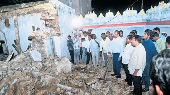 Kadapa: కూలిన బ్రహ్మంగారి నివాసం.. పూర్వపు శైలిలోనే పునర్నిర్మించాలని కలెక్టర్ ఆదేశం