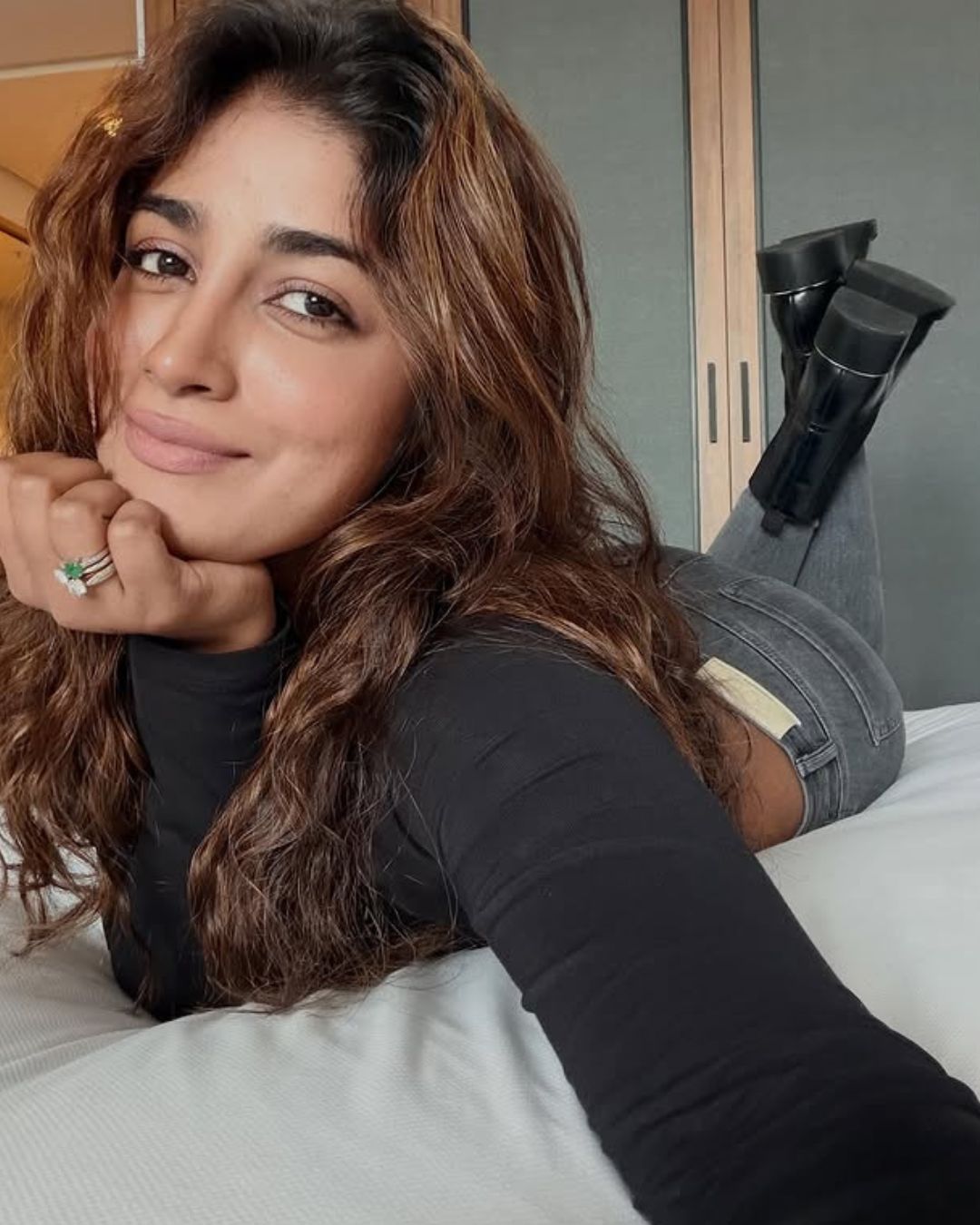 Dimple Hayathi : బెడ్ పై పడుకొని ఆ పోజులేంటి డింపుల్..సెల్ఫీలతో చంపేస్తావా..?