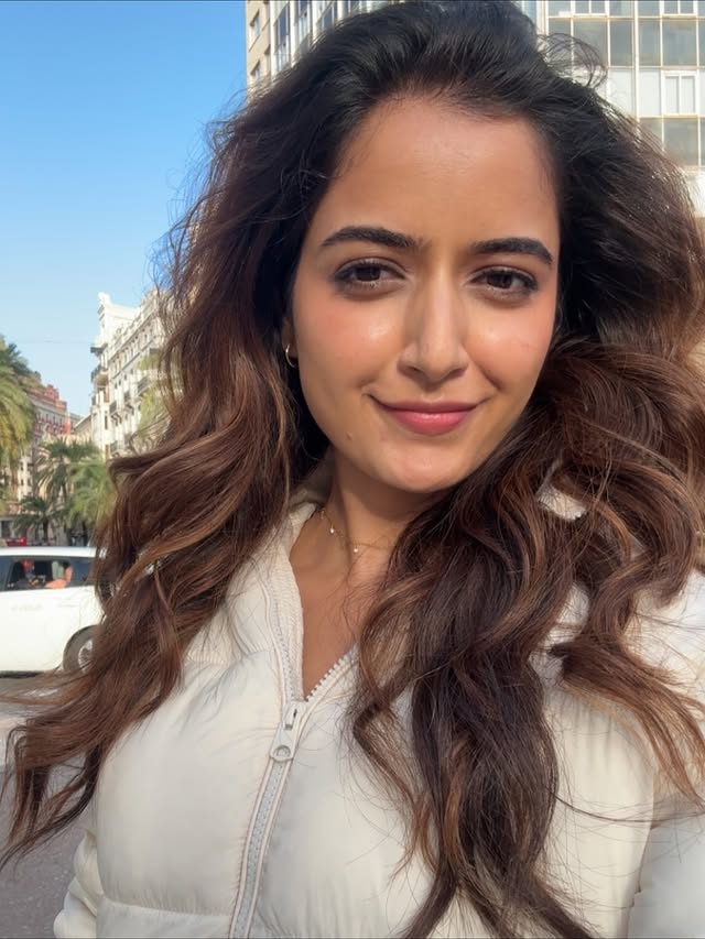 Ashika Ranganath : ఫారిన్ వీధుల్లో చిల్ అవుతున్న ఆషిక.. స్టిల్స్ అదిరిపోయాయి..