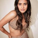 Hebah Patel : వొంగి వొంగి అందాలతో రెచ్చగొడుతున్న హెబ్బా.. అబ్బా తట్టుకోలేరు మావా.