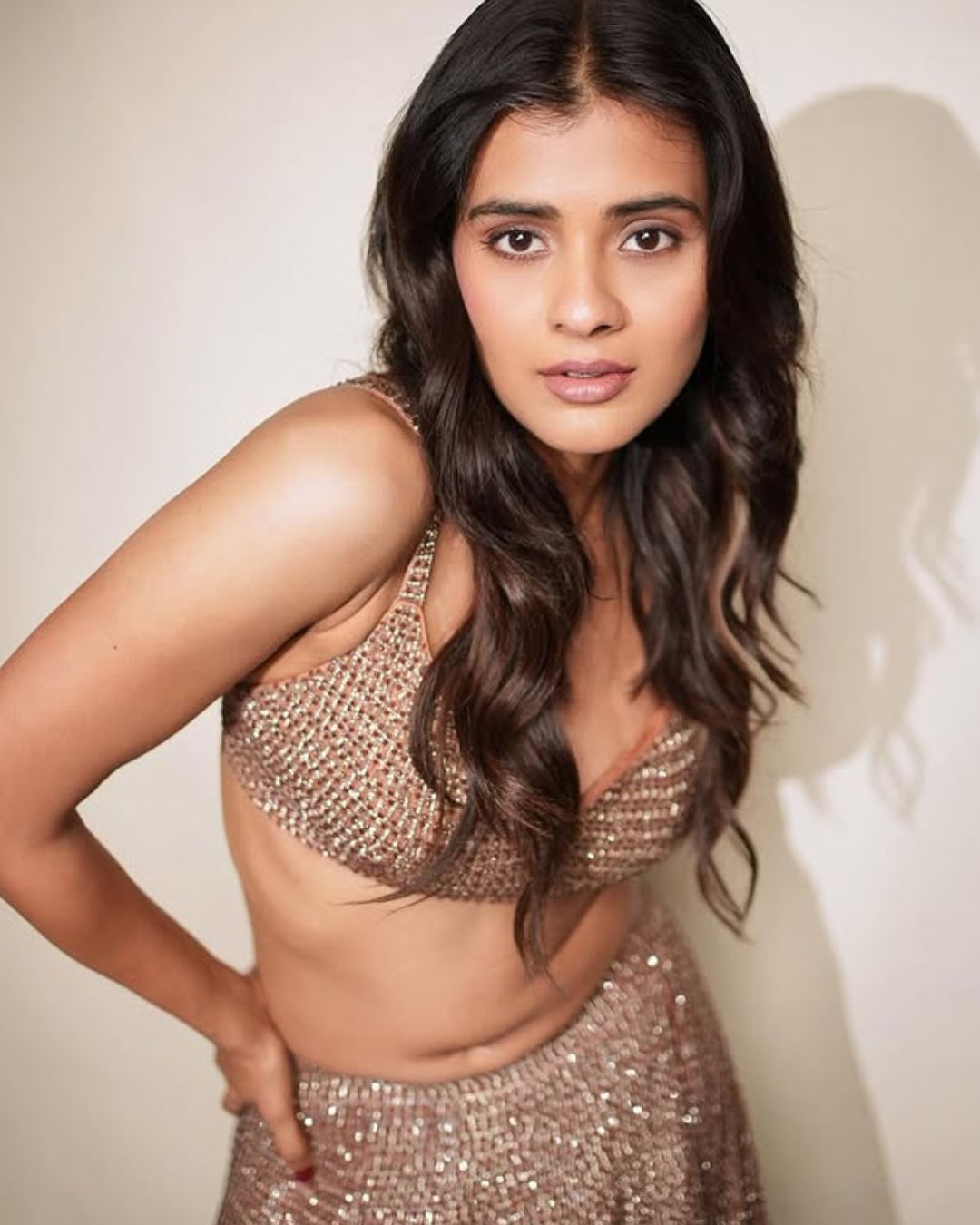 Hebah Patel : వొంగి వొంగి అందాలతో రెచ్చగొడుతున్న హెబ్బా.. అబ్బా తట్టుకోలేరు మావా.
