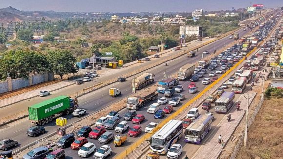 Hyderabad Bangalore highway :హైదరాబాద్-బెంగళూరు హైవేపై భారీ ట్రాఫిక్ జామ్.. 10 కి.మీ. మేర నిలిచిన వాహనాలు! Hyderabad Bangalore highway :హైదరాబాద్-బెంగళూరు హైవేపై భారీ ట్రాఫిక్ జామ్.. 10 కి.మీ. మేర నిలిచిన వాహనాలు!