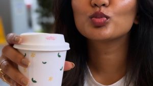 Eesha Rebba: సెల్ఫీలో ఈషా క్రేజీ లుక్స్‌.. ముద్దులోలకబోస్తూ కుర్రాళ్లకు వల..