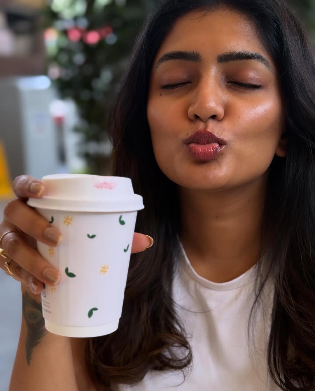 Eesha Rebba: సెల్ఫీలో ఈషా క్రేజీ లుక్స్‌.. ముద్దులోలకబోస్తూ కుర్రాళ్లకు వల..