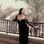Kareena Kapoor: బాల్కనీలో పరువాల విందు వడ్డిస్తున్న కరీనా.. ఫోటోలు వైరల్