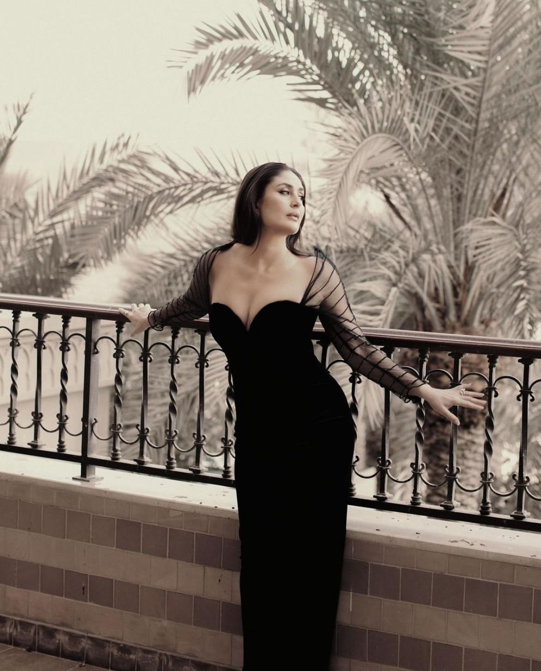 Kareena Kapoor: బాల్కనీలో పరువాల విందు వడ్డిస్తున్న కరీనా.. ఫోటోలు వైరల్