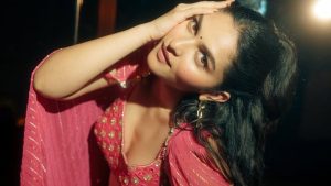 Kayadu lohar : కైపెక్కించే చూపులతో గ్లామర్ తో చంపేస్తున్న కాయదు..