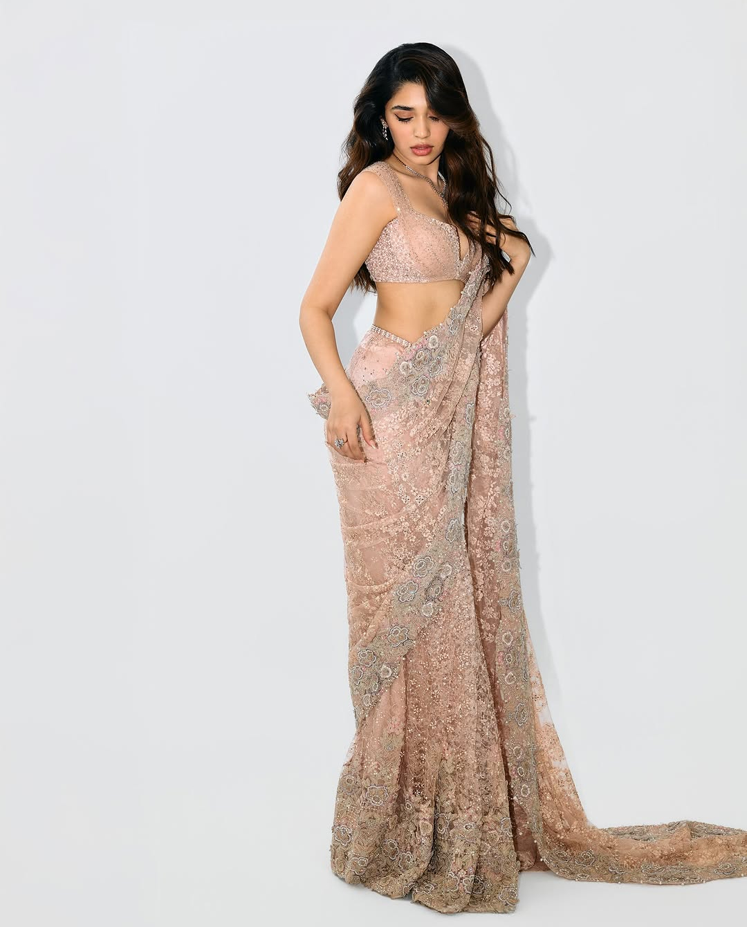 Krithi Shetty: ఏంటీ బేబమ్మ ఈ ఆరాచకం.. చీరలో నడుము ఒంపులతో రెచ్చగొడుతున్న కృతి