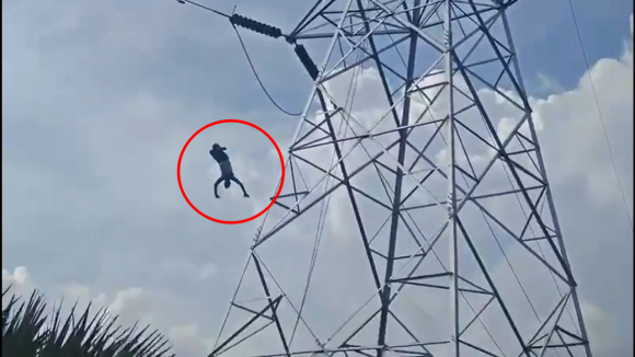 Shocking Video: పెళ్లి చేయాలని హైటెన్షన్ టవర్ ఎక్కిన యువకుడు.. కాపాడే ప్రయత్నంలో Shocking Video: పెళ్లి చేయాలని హైటెన్షన్ టవర్ ఎక్కిన యువకుడు.. కాపాడే ప్రయత్నంలో