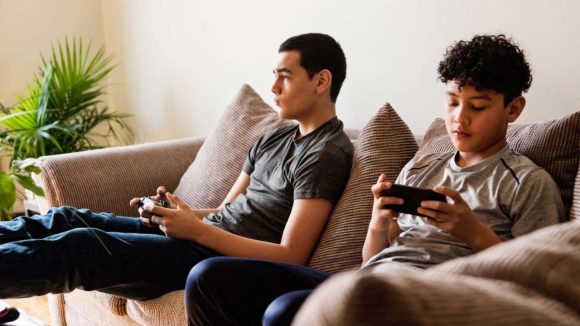 Sudden Gamer Death: మొబైల్ గేమ్స్ ఆడుతూ చనిపోతున్న టీనేజర్లు.. ఏం జరుగుతోందంటే..