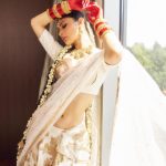 Mouni Roy: చేతులకు పారాణి, పూడజడతో నాగిని బ్యూటీ.. ఏంటిది మౌనీ మళ్లీ పెళ్లా?