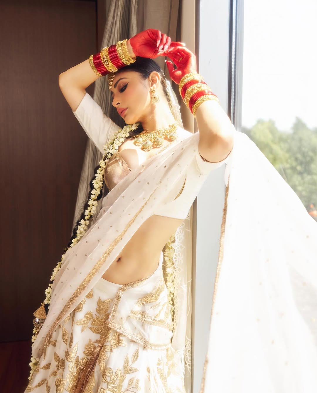 Mouni Roy: చేతులకు పారాణి, పూడజడతో నాగిని బ్యూటీ.. ఏంటిది మౌనీ మళ్లీ పెళ్లా?