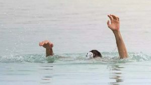 Ranga Reddy News: దారుణం.. వాగు దాటుతూ.. నీటిలో కొట్టుకుపోయిన దంపతులు