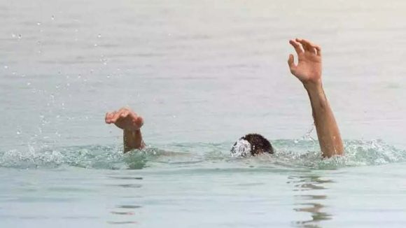 Ranga Reddy News: దారుణం.. వాగు దాటుతూ.. నీటిలో కొట్టుకుపోయిన దంపతులు Ranga Reddy News: దారుణం.. వాగు దాటుతూ.. నీటిలో కొట్టుకుపోయిన దంపతులు