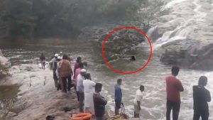 AP News: చిత్తూరు జిల్లాలో విషాదం.. చూస్తుండగానే జలపాతంలో కొట్టుకుపోయిన యువకుడు..