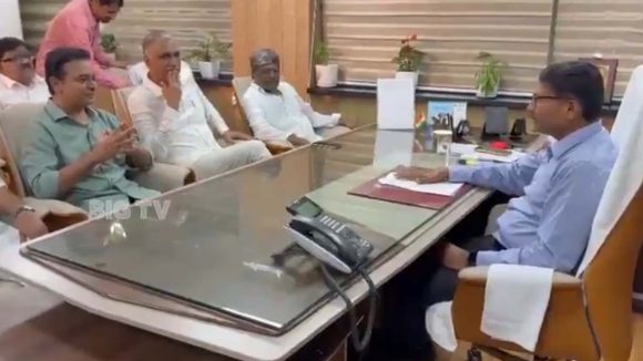 BRS: పెంచిన బస్సు చార్జీలను వెనక్కి తీసుకోవాలని  ఆర్టీసీ ఎండీ నాగిరెడ్డిని కలిసిన బీఆర్ఎస్ నేతలు..