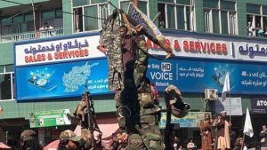 Afghan Pak Clash: పాకీ సైనికుడి ప్యాంటును వీధుల్లో ఊరేగించిన తాలిబన్లు, ఇదెక్కడి మాస్ రా!