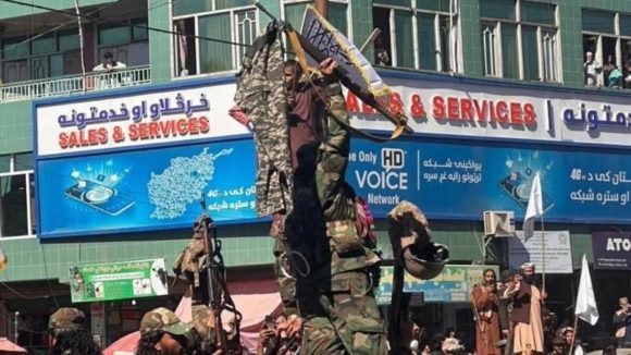 Afghan Pak Clash: పాకీ సైనికుడి ప్యాంటును వీధుల్లో ఊరేగించిన తాలిబన్లు, ఇదెక్కడి మాస్ రా!