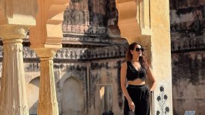 Pragya Jaiswal: పింక్ సిటీ ముందు ప్రగ్యా హోయలు.. ఊపిరాడనివ్వలేదు అంటూ!