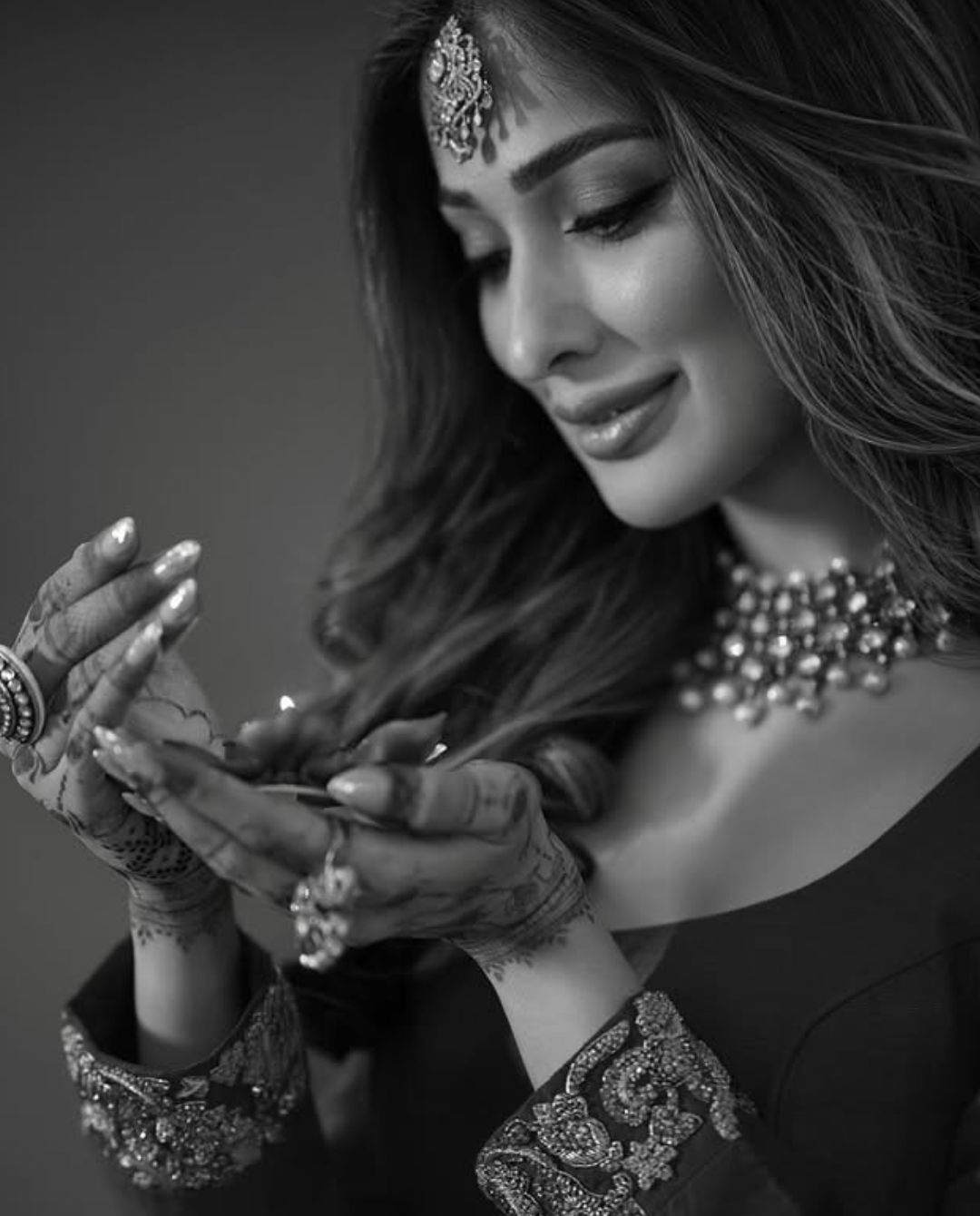 Raai Laxmi : బ్లాక్ అండ్ వైట్ లో పెళ్లి కూతురులా మెరిసిపోతున్న రాయ్ లక్ష్మీ.. సో క్యూట్..