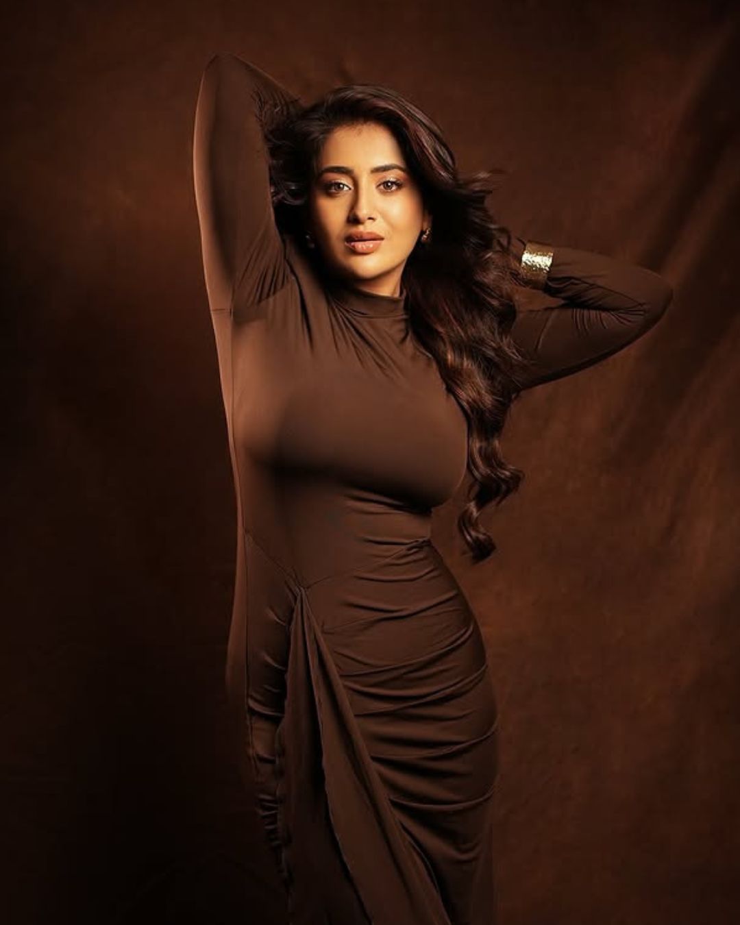 Rashi Singh : నడుము వంపులతో అందాల వల విసురుతున్న రాశి.. ఏముంది మావా..