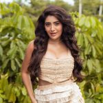 Rashi Singh : కస్సుమనే చూపులతో మత్తేక్కిస్తున్న రాశి.. కుర్రాళ్ళు తట్టుకోలేరమ్మ..