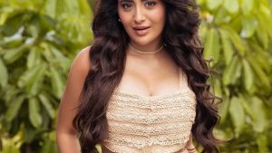 Rashi Singh : కస్సుమనే చూపులతో మత్తేక్కిస్తున్న రాశి.. కుర్రాళ్ళు తట్టుకోలేరమ్మ..