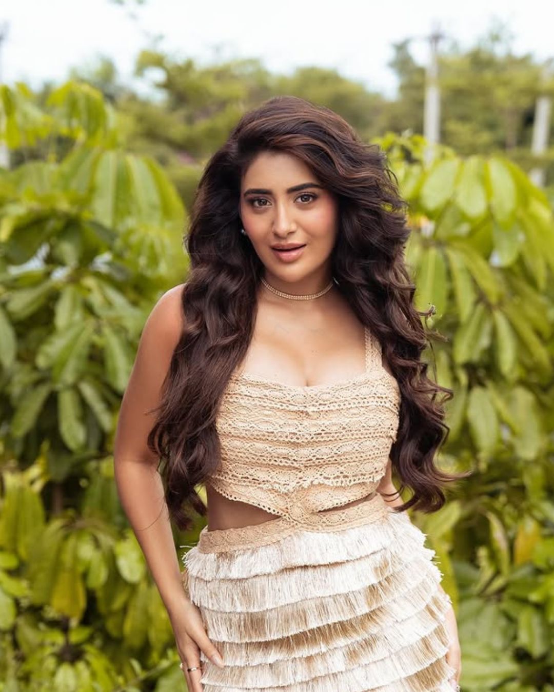 Rashi Singh : కస్సుమనే చూపులతో మత్తేక్కిస్తున్న రాశి.. కుర్రాళ్ళు తట్టుకోలేరమ్మ..