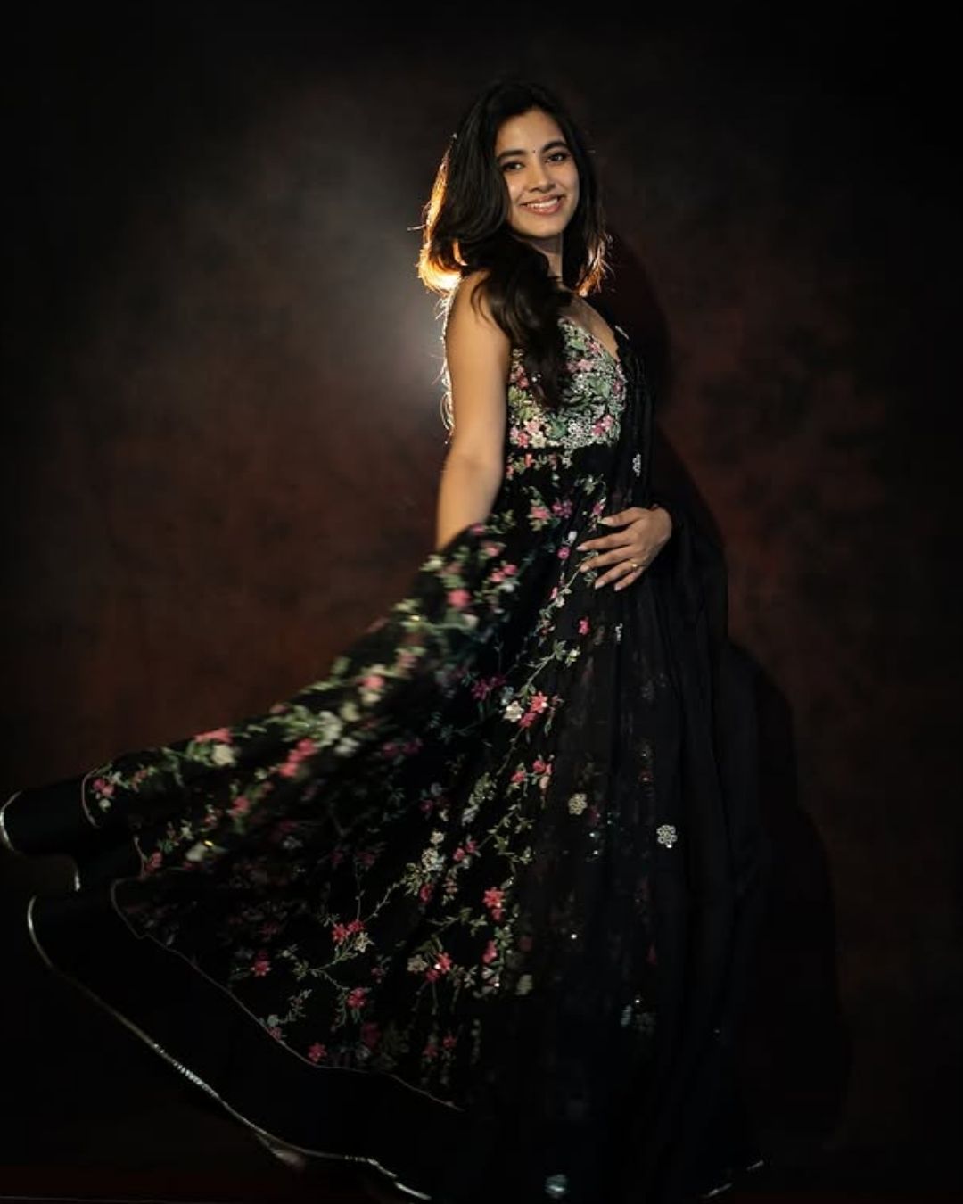 Shivani Nagaram: బ్లాక్ డ్రెస్ లో క్యూట్ స్టిల్స్ తో మతిపోగొడుతున్న శివాని..ఫ్యాన్స్ ఫిదా..