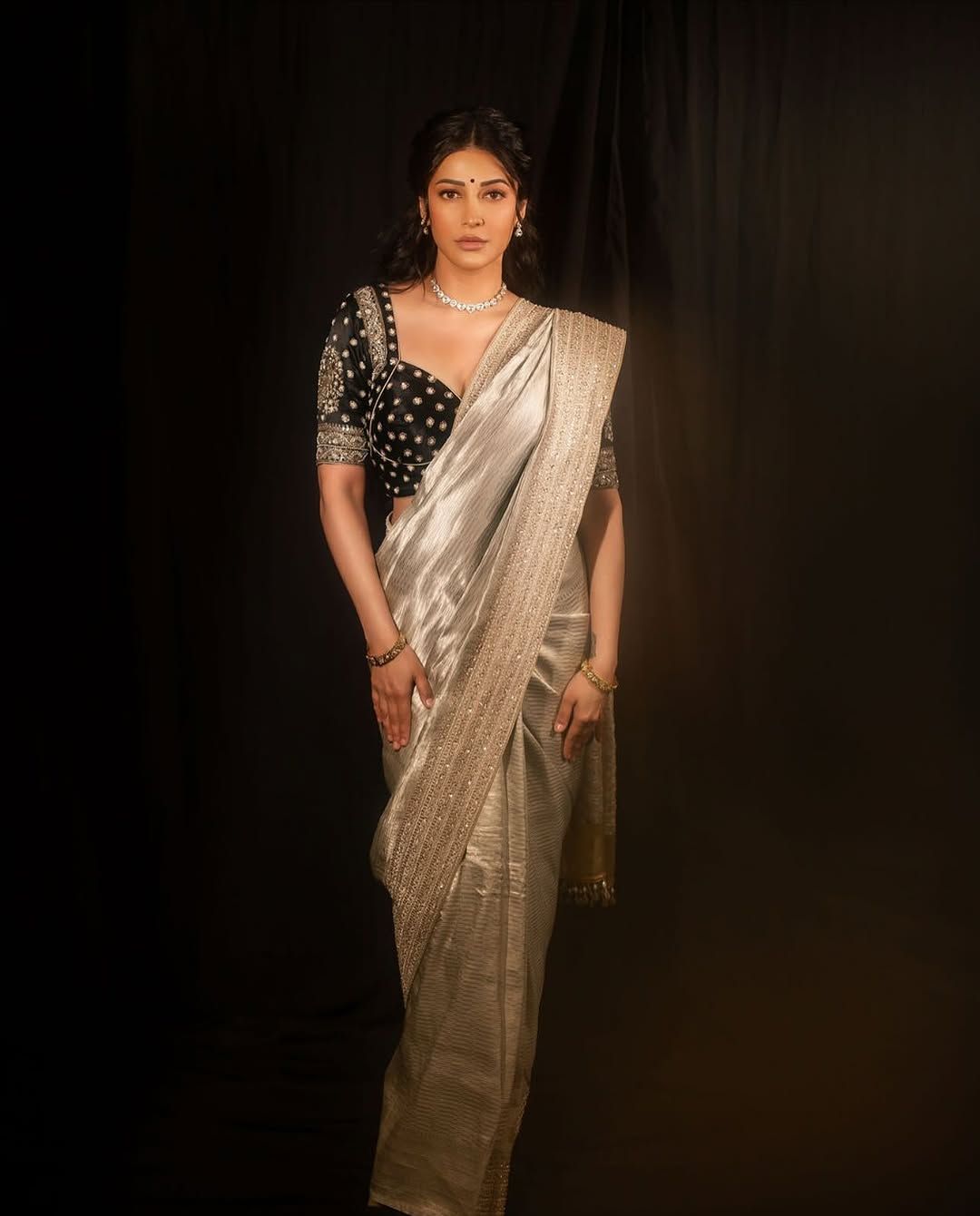 Shruti Haasan: చీరకట్టులో కూడా హాట్ డోస్ పెంచిన శృతిహాసన్!