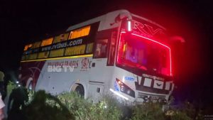 Prakasam News: ట్రావెల్ బస్సుకు తప్పిన ప్రమాదం.. ముళ్ళ కంపలోకి దూసుకెళ్లింది,  రంగంలోకి పోలీసులు