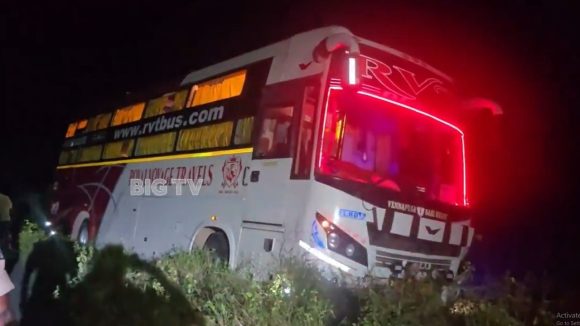 Prakasam News: ట్రావెల్ బస్సుకు తప్పిన ప్రమాదం.. ముళ్ళ కంపలోకి దూసుకెళ్లింది,  రంగంలోకి పోలీసులు Prakasam News: ట్రావెల్ బస్సుకు తప్పిన ప్రమాదం.. ముళ్ళ కంపలోకి దూసుకెళ్లింది,  రంగంలోకి పోలీసులు