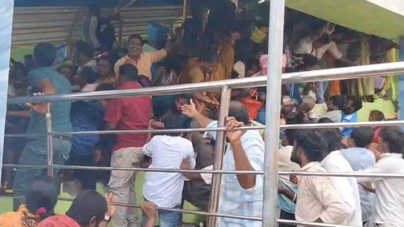 Stampede At Kasibugga: కాశీబుగ్గ ఆలయంలో తొక్కిసలాట.. మృతుల కుటుంబాలకు రూ. 2 లక్షలు ఎక్స్‌గ్రేషియా