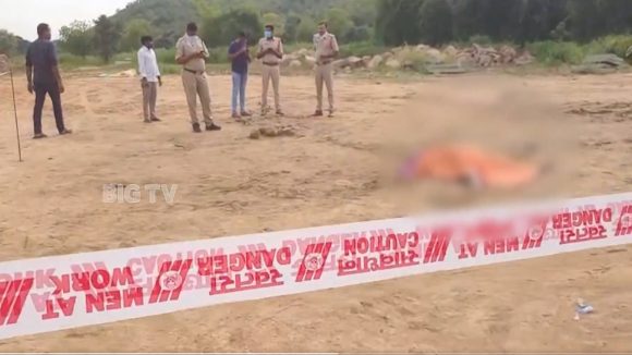 Nizamabad Crime: నిజామాబాద్ జిల్లాలో ఘోరం.. నగ్నంగా మహిళను చంపి.. తల, చేయి తీసేసి..