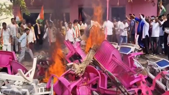 Congress vs BRS: ఫర్నిచర్‌ను తగలబెట్టిన కాంగ్రెస్ నేతలు.. మణుగూరు BRS ఆఫీస్ వద్ద హై టెన్షన్..