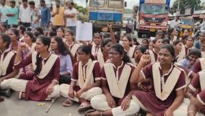 Students Protest: ప్రిన్సిపాల్ వేధింపులు.. రోడెక్కిన విద్యార్థినులు..