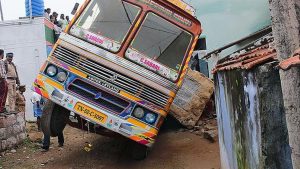 Road Accident: ఘోర ప్రమాదం.. ఇంట్లోకి దూసుకెళ్లిన గ్రానైట్ లారీ.. స్పాట్ లోనే మహిళ