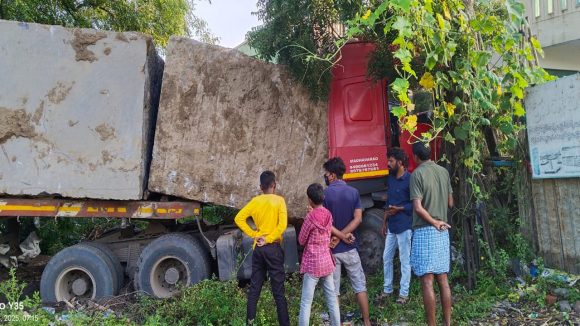 Road Accident: ఘోర ప్రమాదం.. ఇంట్లోకి దూసుకెళ్లిన గ్రానైట్ లారీ.. స్పాట్ లోనే మహిళ