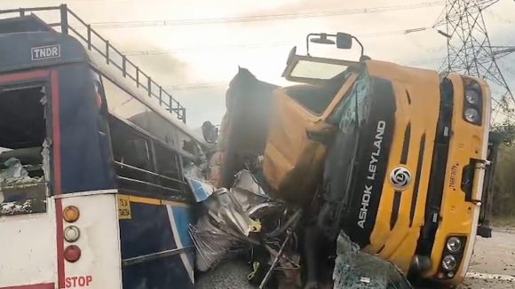 Road Accident: రంగారెడ్డి జిల్లాలో ఘోర రోడ్డు ప్రమాదం.. లారీ-ఆర్టీసీ ఢీ.. స్పాట్‌లో 19 మంది మృతి