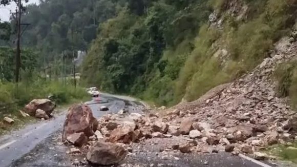 Srisailam Landslide: శ్రీశైలంలో భారీ వర్షాలు.. భారీ స్థాయిలో విరిగిపడుతున్న కొండచరియలు..