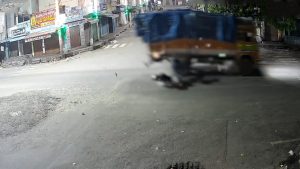 Road  Accident: లారీని ఢీకొట్టిన బైక్.. స్పాట్‌లో ఇద్దరు యువకులు మృతి