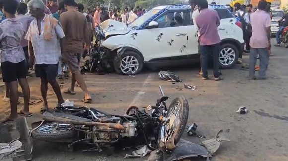 Road Accident: పెళ్లి కారు టైరు పేలి‌.. ముగ్గురు స్పాట్‌డెడ్‌