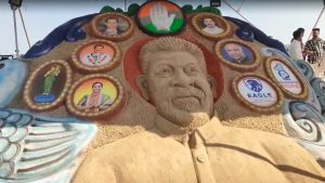 Revanth Reddy Birthday: అభిమాని బర్త్ డే గిఫ్ట్.. ట్యాంక్ బండ్ పై సీఎం రేవంత్ సైకత శిల్పం