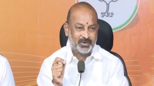 Bandi Sanjay: ఆలయాలు కూల్చేస్తారా? 48 గంటలు టైం ఇస్తున్నా.. బండి సంజయ్ సంచలనం