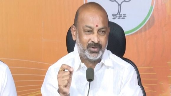 Bandi Sanjay: ఆలయాలు కూల్చేస్తారా? 48 గంటలు టైం ఇస్తున్నా.. బండి సంజయ్ సంచలనం