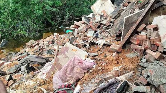 Roof Collapse: ఇంటి పైకప్పు కూలిపోయి.. ఐదుగురి మృతి