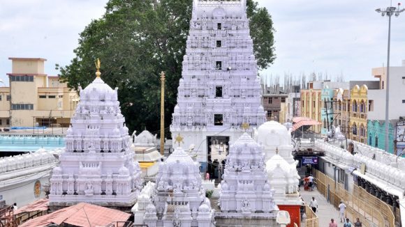 Vemulawada Rajanna Temple: వేములవాడ రాజన్న దర్శనాలు నిలిపివేత.. భక్తుల ఆగ్రహం